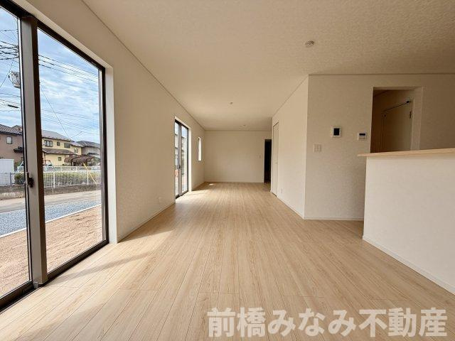 【新築】前橋市青柳町第28　４号棟(全10棟)　クレイドルガーデン　新築建売分譲の居間・リビング|ゆったりとした居間です