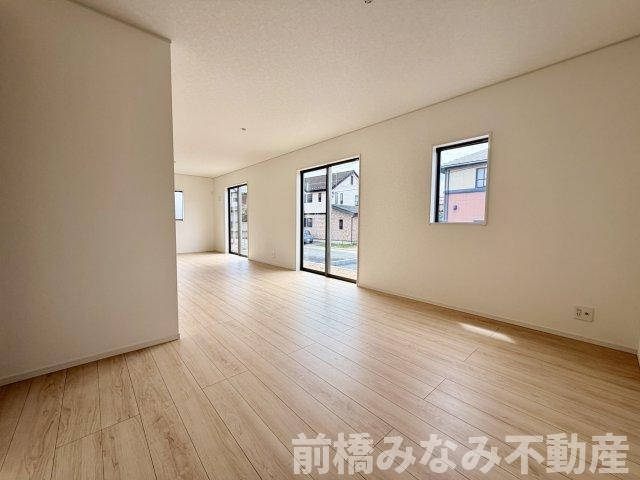 【新築】前橋市青柳町第28　４号棟(全10棟)　クレイドルガーデン　新築建売分譲の居間・リビング|リビングです