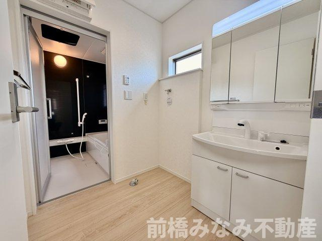 【新築】前橋市青柳町第28　４号棟(全10棟)　クレイドルガーデン　新築建売分譲の独立洗面台|独立洗面台、小物を置くことができて便利です