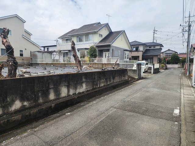 高崎市八千代町3丁目売土地の前面道路含む現地写真