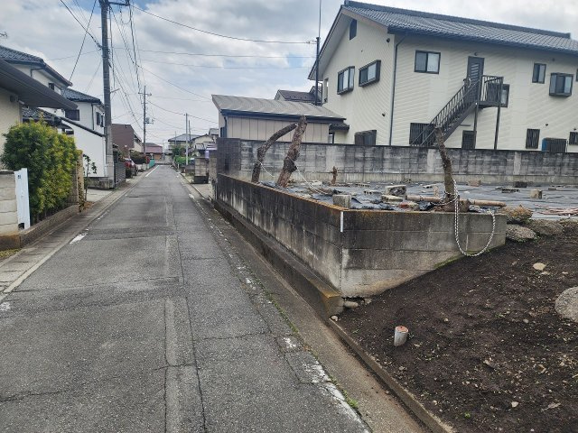 高崎市八千代町3丁目売土地の前面道路含む現地写真