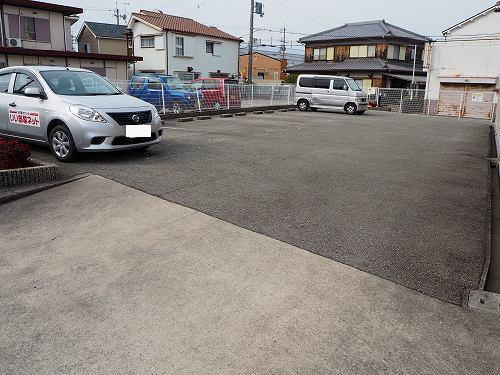 フィオーレ・ヤマダの駐車場