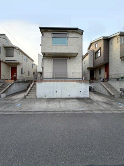 【駐車場】 | 日野市石田１丁目戸建 | 前面道路は約６ｍの幅員があり、駐車も楽々行えます！