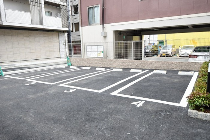 神戸海岸通　萬利Residenceの駐車場