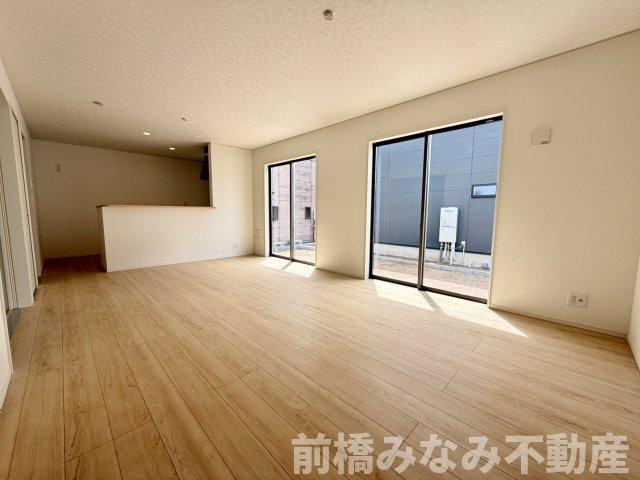【新築】前橋市青柳町第28　８号棟(全10棟)　クレイドルガーデン　新築建売分譲の居間・リビング|おしゃれな居間です