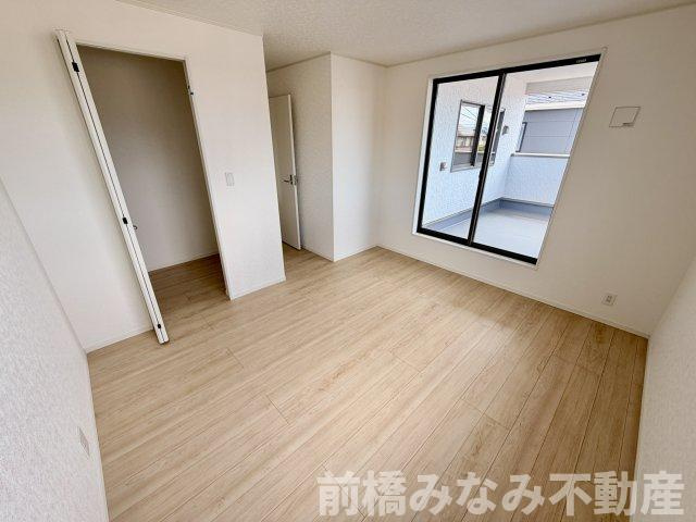 【新築】前橋市青柳町第28　８号棟(全10棟)　クレイドルガーデン　新築建売分譲の洋室|落ち着いた色調の洋室です