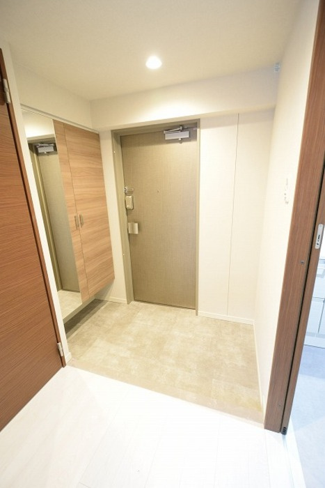 神戸海岸通　萬利Residenceの玄関