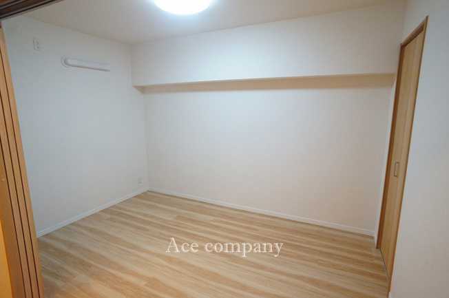 【内観：施工例】 | シャトー三愛 | 【同マンション、同平米、同社・同仕様の施工例】【中央：洋室5.1帖】エアコン先行配管予定☆