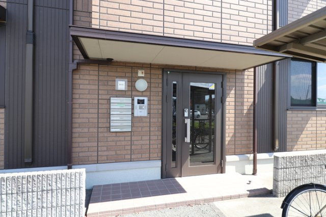 熊本市北区麻生田２丁目のアパートのエントランス
