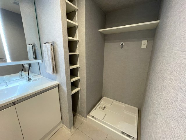 陽当たり良きテラス+お庭の使い方、もっと楽しめる方法はあるはず！テーブルセットでお茶を飲み、夕陽と共にお酒を嗜む。。。うーん。良いですねぇ～な、『レックス横浜西谷』フルリフォームのランドリースペース
