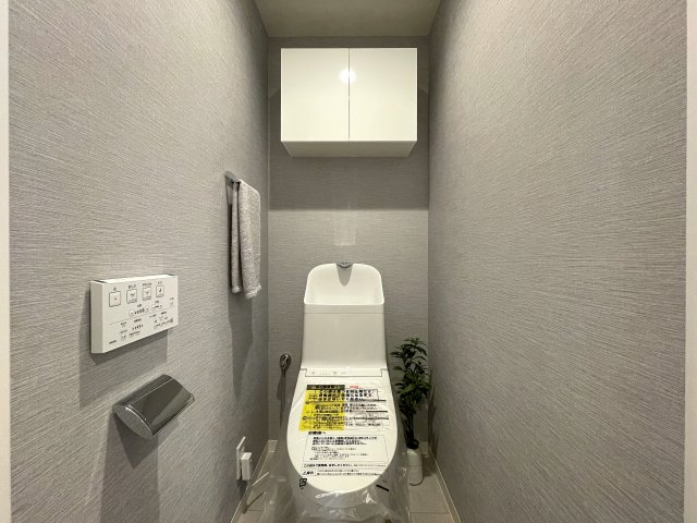 陽当たり良きテラス+お庭の使い方、もっと楽しめる方法はあるはず！テーブルセットでお茶を飲み、夕陽と共にお酒を嗜む。。。うーん。良いですねぇ～な、『レックス横浜西谷』フルリフォームのトイレ|トイレです