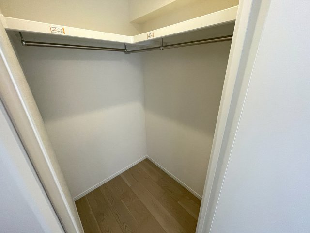 陽当たり良きテラス+お庭の使い方、もっと楽しめる方法はあるはず！テーブルセットでお茶を飲み、夕陽と共にお酒を嗜む。。。うーん。良いですねぇ～な、『レックス横浜西谷』フルリフォームの収納|十分な収納スペースがあります
