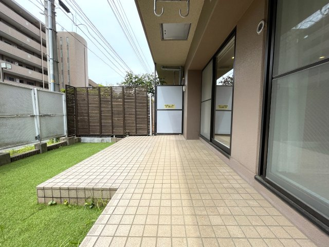 陽当たり良きテラス+お庭の使い方、もっと楽しめる方法はあるはず！テーブルセットでお茶を飲み、夕陽と共にお酒を嗜む。。。うーん。良いですねぇ～な、『レックス横浜西谷』フルリフォームの庭|お庭が付いています