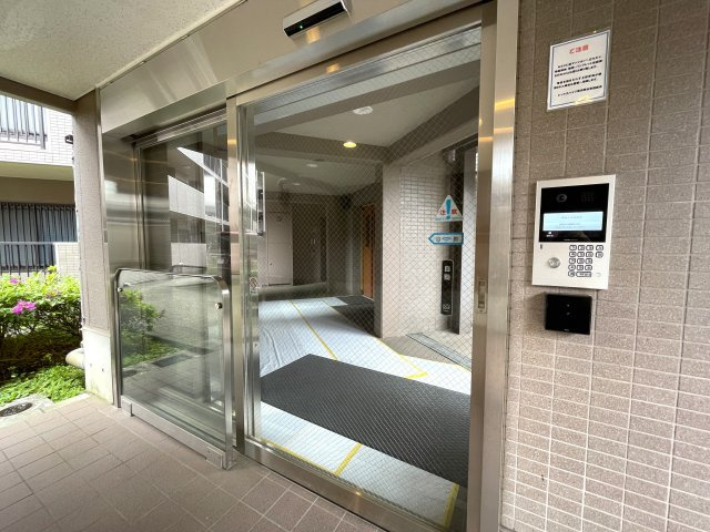 陽当たり良きテラス+お庭の使い方、もっと楽しめる方法はあるはず！テーブルセットでお茶を飲み、夕陽と共にお酒を嗜む。。。うーん。良いですねぇ～な、『レックス横浜西谷』フルリフォームのエントランス|毎日通るエントランスはこのようになっています