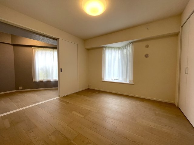 陽当たり良きテラス+お庭の使い方、もっと楽しめる方法はあるはず！テーブルセットでお茶を飲み、夕陽と共にお酒を嗜む。。。うーん。良いですねぇ～な、『レックス横浜西谷』フルリフォームの洋室|スタンダードな洋室です