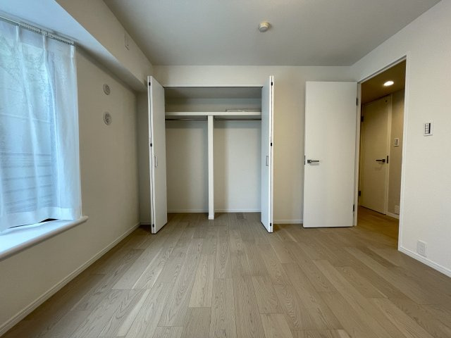 陽当たり良きテラス+お庭の使い方、もっと楽しめる方法はあるはず！テーブルセットでお茶を飲み、夕陽と共にお酒を嗜む。。。うーん。良いですねぇ～な、『レックス横浜西谷』フルリフォームの洋室|洋室です