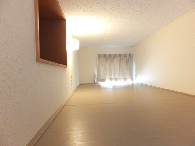 レオパレスカテリーナ芝山の内装|ロフト収納