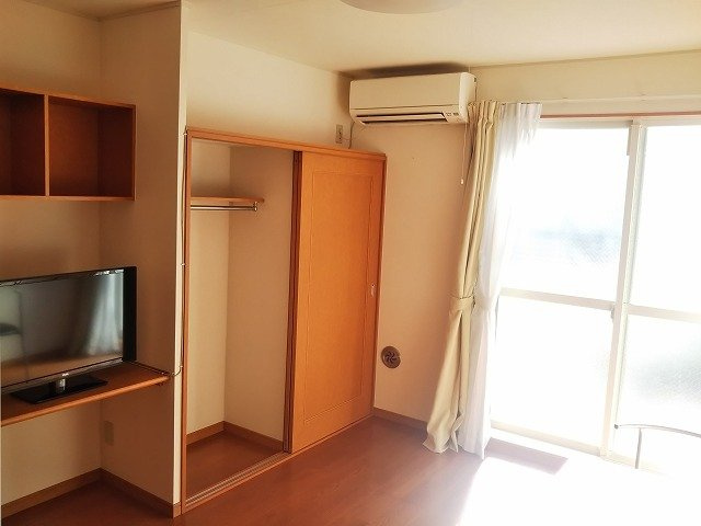 レオパレスエーデルハイムの内装|荷物もたっぷり入るクローゼットです♪