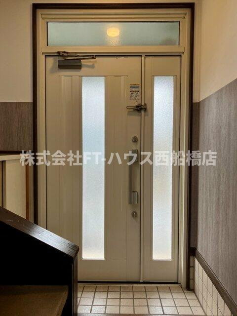 上山町戸建の玄関