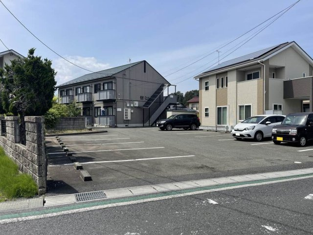 ななコートの駐車場