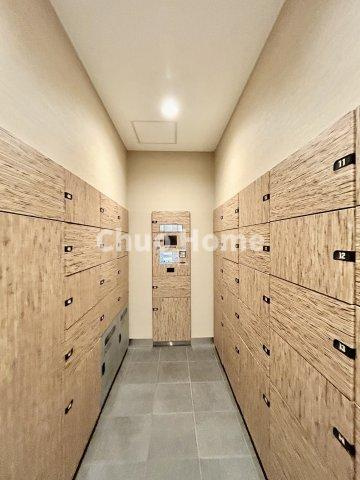 アーバンドックパークシティ豊洲タワーBの設備|【宅配ボックス】在宅時・不在時に関わらず、居住者の代わりに非対面で宅配物を受け取ってくれる便利な設備です。わかりやすくご説明致しますので見学時にはお部屋だけではなく共用部分もぜひチェックしてください。