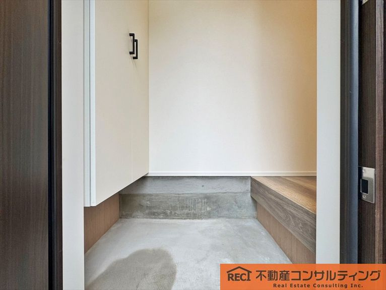 尼崎市武庫の里1丁目　中古戸建の玄関