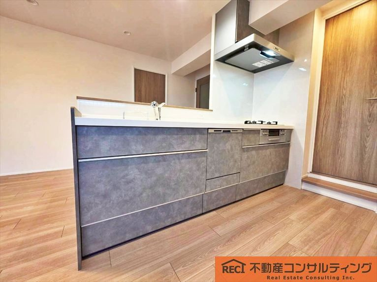 メガロコープ西宮Ⅱ1号棟のキッチン|キッチン横には便利なパントリー付き