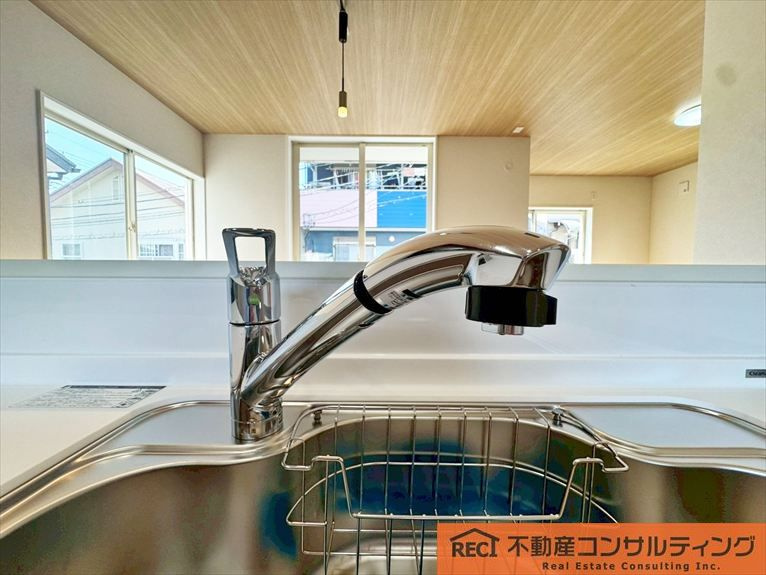 西宮市里中町2丁目　中古戸建の駐車場