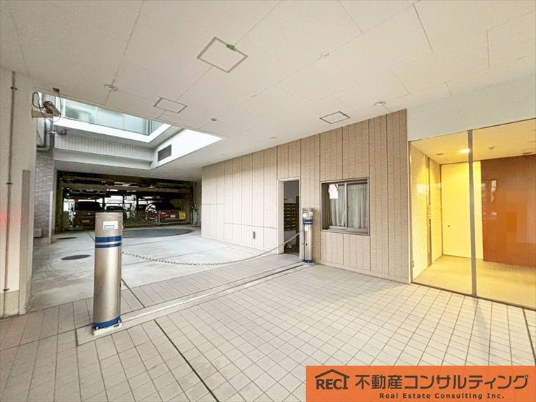 フローラ住吉川の駐車場