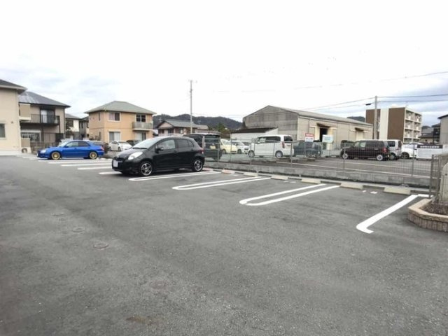 ヴィラソレイユ　Bの駐車場