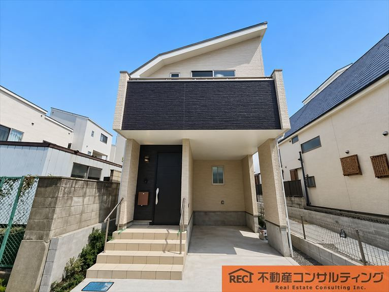 西宮市大社町　新築戸建　A号棟の外観|前面道路は広々7.8ｍ
