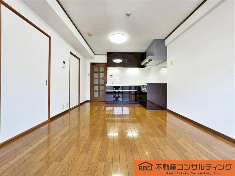 グリーンエクセル甲子園の居間・リビング|南東向きバルコニーに面した明るいLDK！