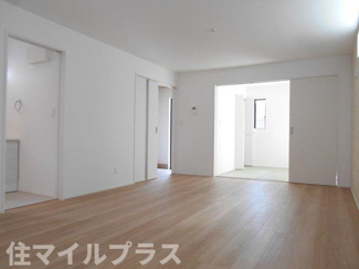 【居間・リビング】 | 郡山市咲田1丁目新築一戸建て1棟 | ゆったりとしたリビングです