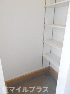 【玄関】 | 郡山市咲田1丁目新築一戸建て1棟 | 収納もある玄関です