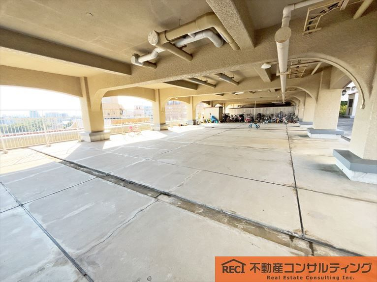 夙川グリーンタウン南棟の駐車場