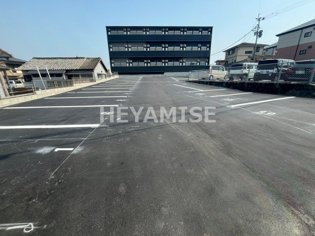 ヴィオラ西郷の駐車場