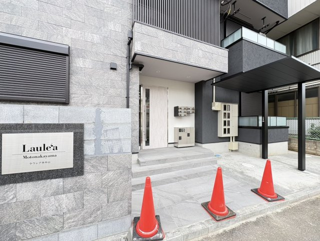 ラウレア本中山のエントランス