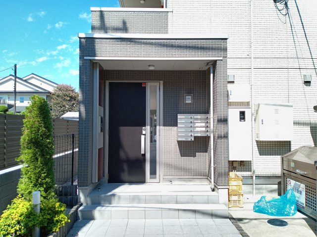 調布市布田２丁目のアパートのエントランス