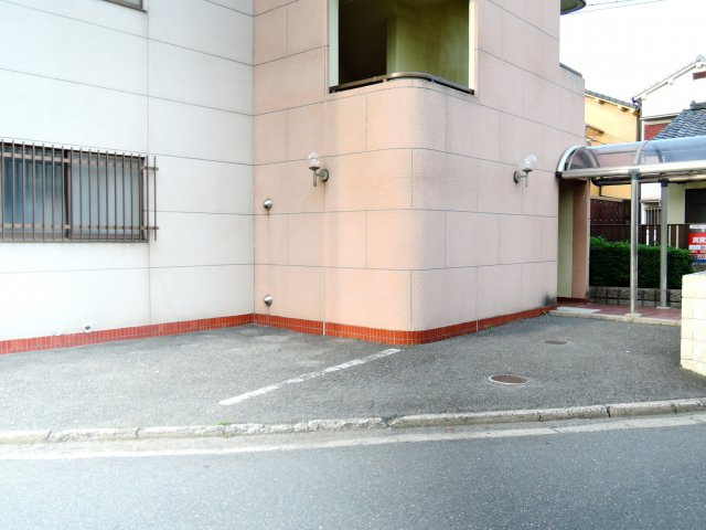 HAITUYAHATA（ハイツ八幡）の駐車場