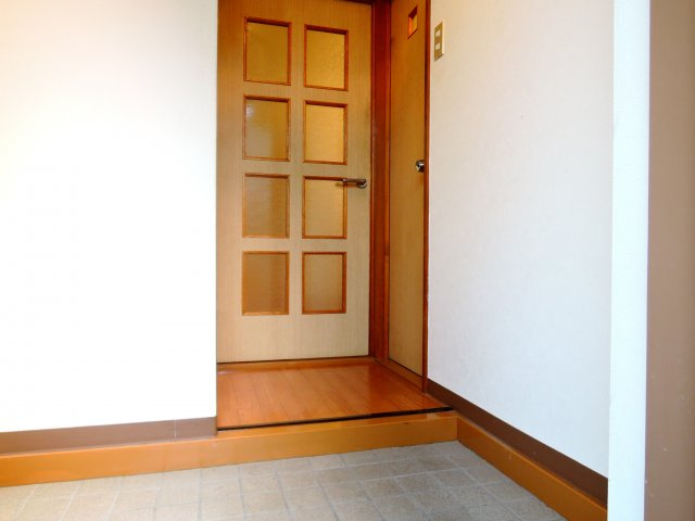 HAITUYAHATA（ハイツ八幡）の玄関