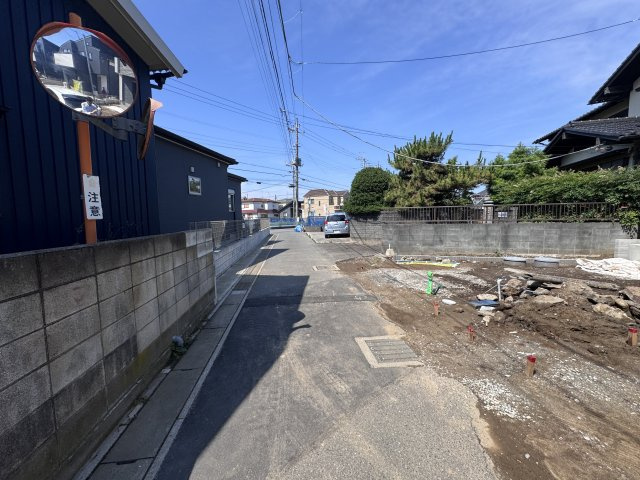 市川市北方町4丁目新築戸建【若宮小学校:10分】の前面道路含む現地写真|南側前面道路