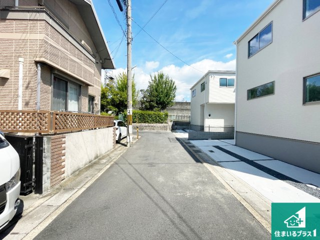 ★宇治市大久保町大竹　第1期　新築一戸建ての前面道路含む現地写真|周辺は閑静な住宅街！前面道路広々で車の出し入れも便利です。駐車が苦手な方でも安心して車庫入れできます！