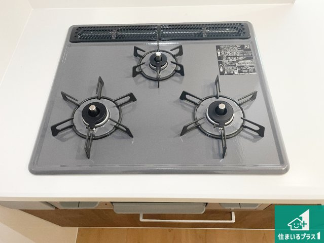 ★宇治市大久保町大竹　第1期　新築一戸建ての設備|ダブル高火力Ｓｉセンサー付きコンロ！３口あるので、まとめて料理をする時も大活躍！