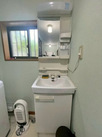 寝屋川市春日町の独立洗面台|洗面室は窓付きで換気も安心です！
平成26年3月洗面台リフォーム歴あり。