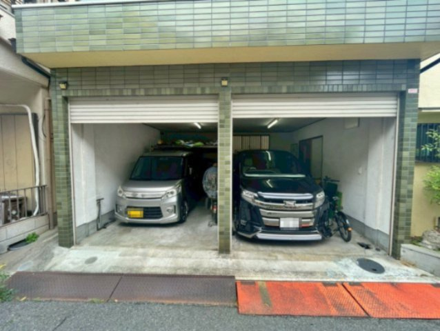 寝屋川市春日町の駐車場|駐車2台可能スペースがございます！
シャッター付き車庫で大切なお車も安心です。