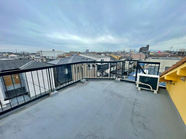 寝屋川市春日町のバルコニー|屋上：広々ルーフバルコニー付きです。
洗濯物もたっぷり干すことができます。