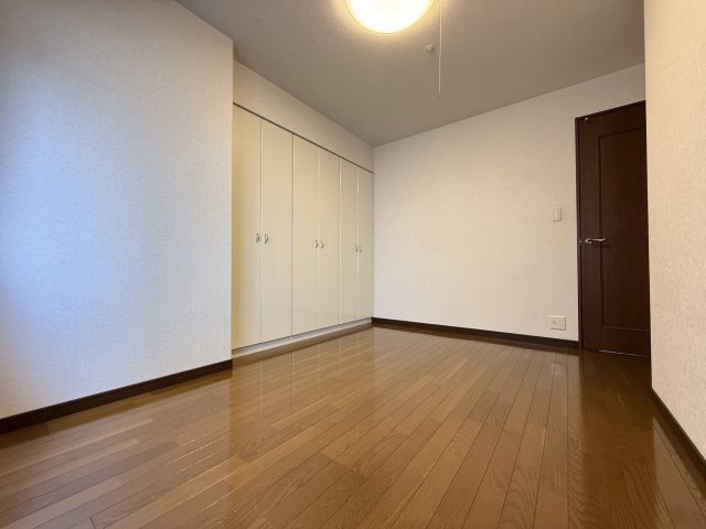 サーパス市駅前の洋室|家具配置しやすい間取り