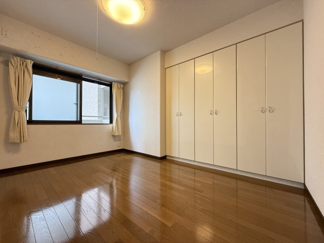 サーパス市駅前の洋室|主寝室に適した広さ確保