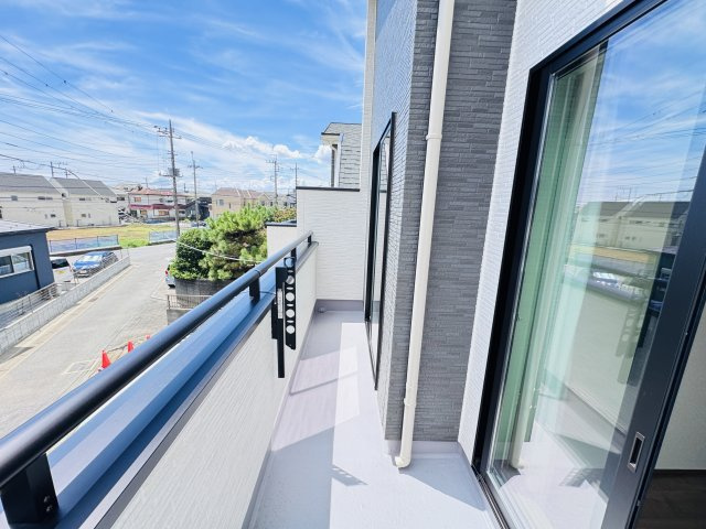 市川市北方町4丁目新築戸建【若宮小学校:10分】のバルコニー|南向きワイドバルコニー・日当たり良好♪