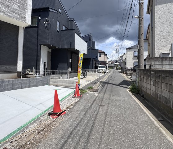 市川市北方町4丁目新築戸建【若宮小学校:10分】の前面道路含む現地写真|南側前面道路